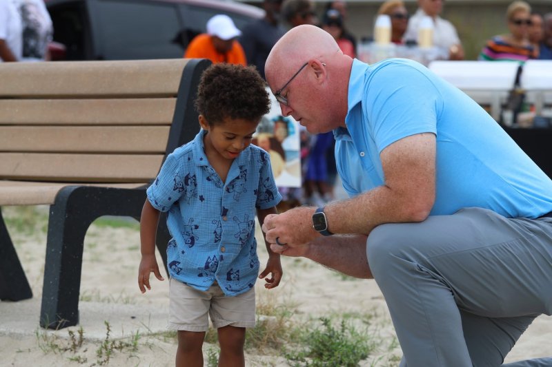 Sen. Russ Huxtable, D-Lewes, entertains Rep. Alonna Berry’s
young son, Malkemus.